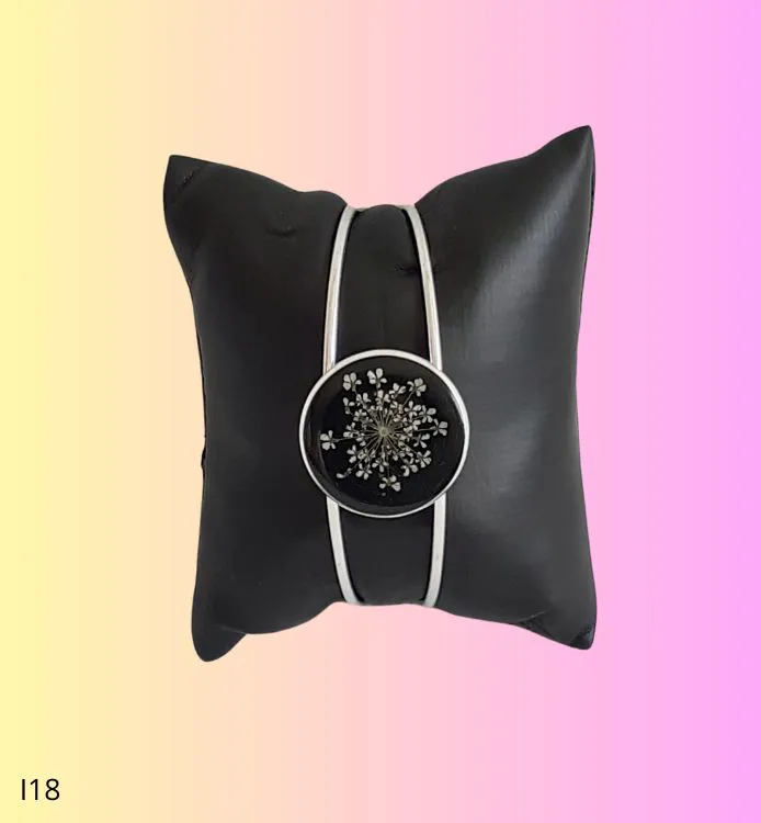 Bracelet fleur blanche fond noir