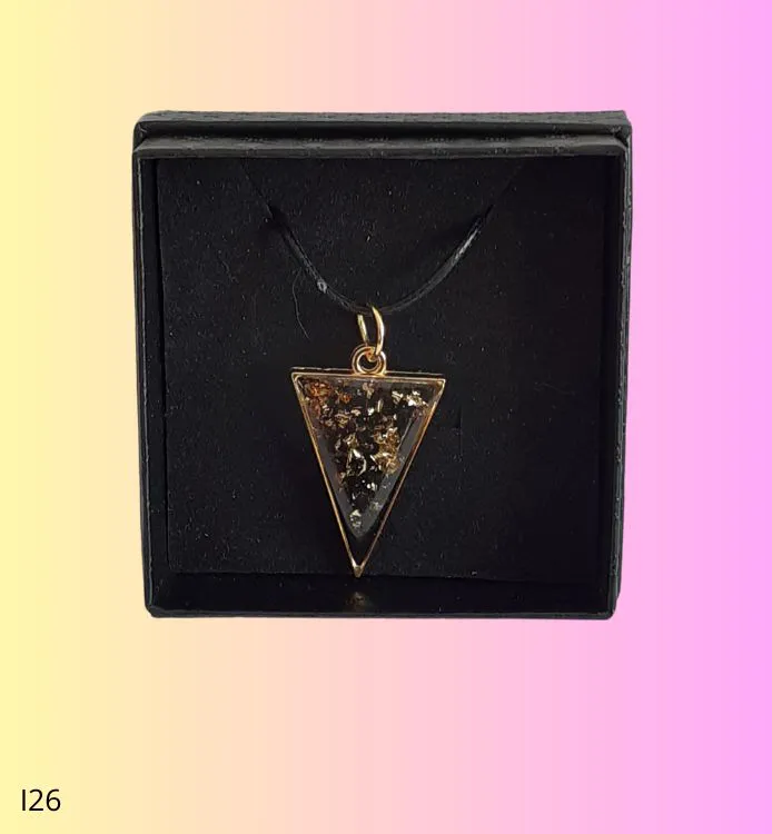 Collier pendentif triangle dor&eacute;e noir p&eacute;pite d'or