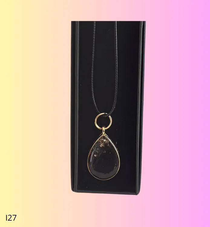 Collier pendentif goutte dor&eacute;e noire p&eacute;pite d'or