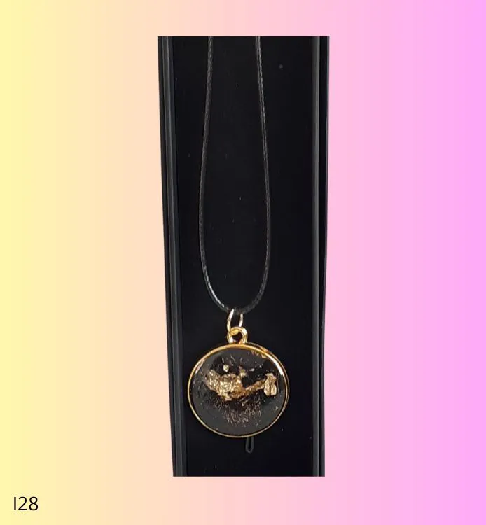 Collier pendentif rond dor&eacute; noir p&eacute;pite d'or