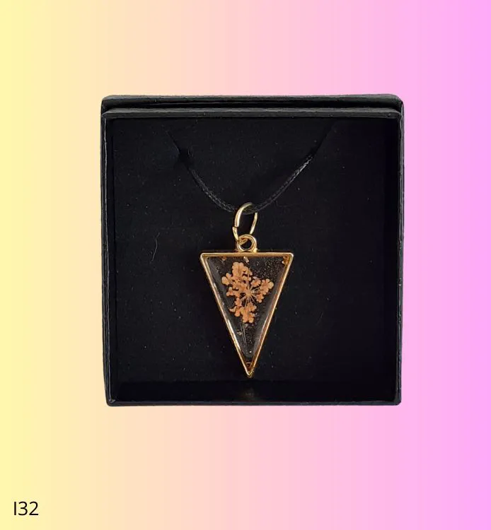 Collier pendentif triangle doré fleur carotte