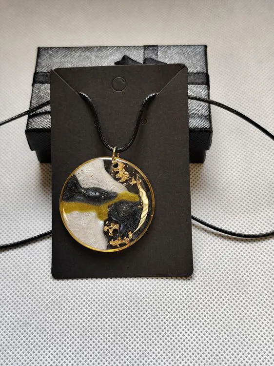 Collier rond volute noir, gris, dor&eacute;e