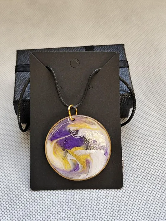 Collier rond volute violet, gris, dor&eacute;e